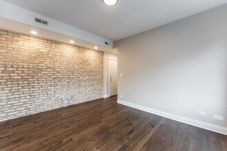 2238 N Sawyer Ave, Unit 2W in Chicago, IL - Foto de edificio - Building Photo