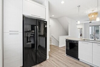 5528 W 10th Pl in Lakewood, CO - Foto de edificio - Building Photo