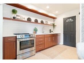 841 NE 77th Ave in Portland, OR - Building Photo - Building Photo