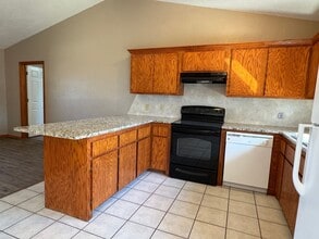 214 E Seminole St in Geronimo, OK - Building Photo - Building Photo