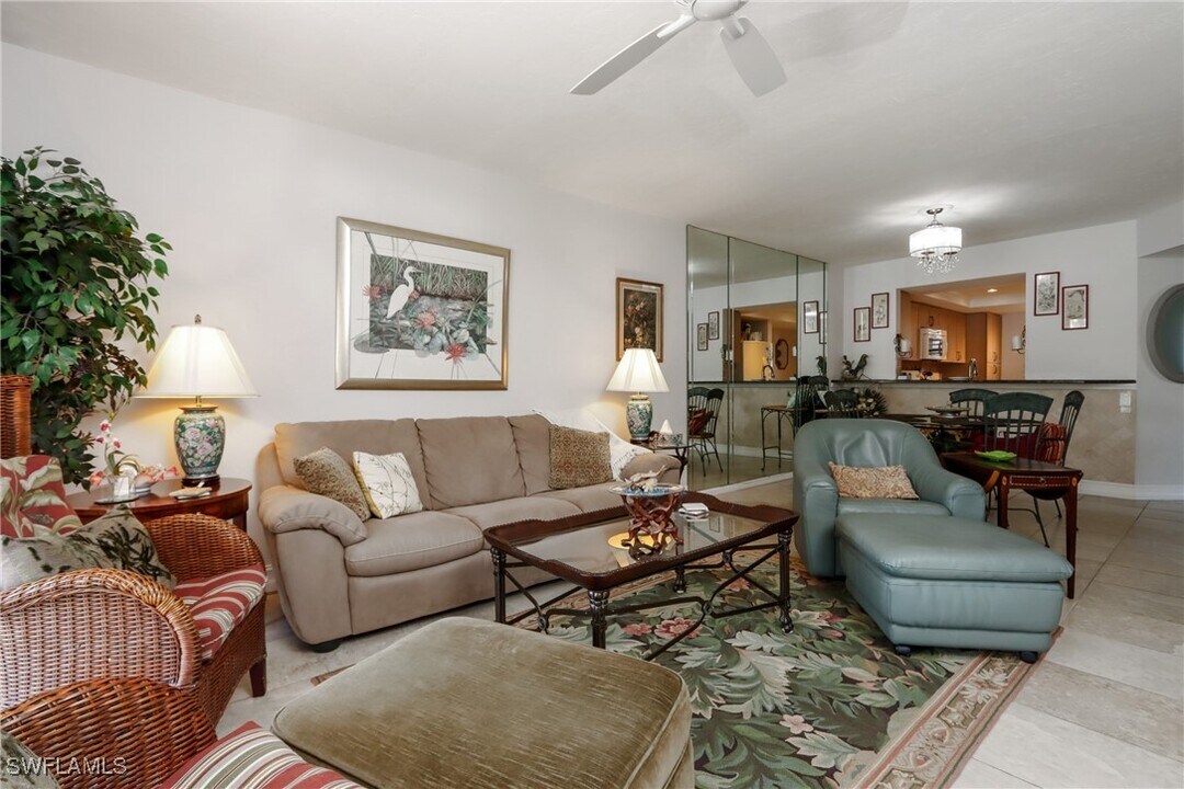 505 Lake Louise Cir in Naples, FL - Building Photo
