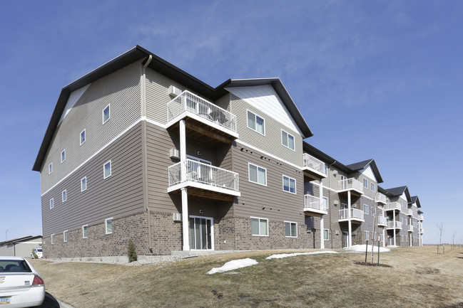 Cascades of Mandan in Mandan, ND - Foto de edificio - Building Photo