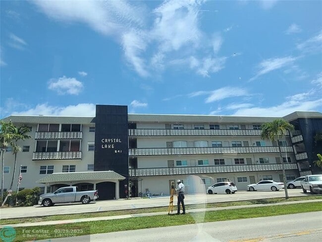 941 Crystal Lake Dr in Pompano Beach, FL - Building Photo - Building Photo