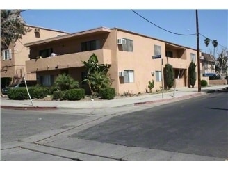 6902 Milwood Ave in Canoga Park, CA - Foto de edificio - Building Photo