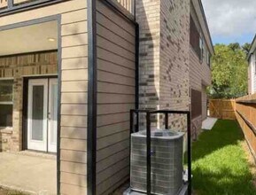 5614 Hollow Pines Dr in Houston, TX - Building Photo - Building Photo