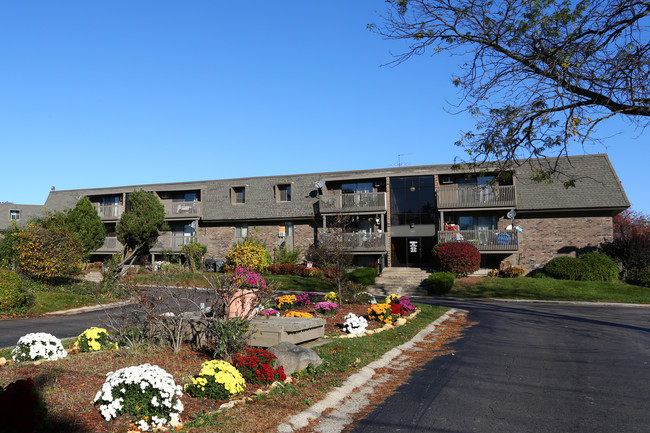 Main Park Apartments in West Chicago, IL - Building Photo - Building Photo