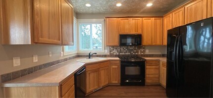 913 Pintail St in Silverton, OR - Building Photo - Building Photo