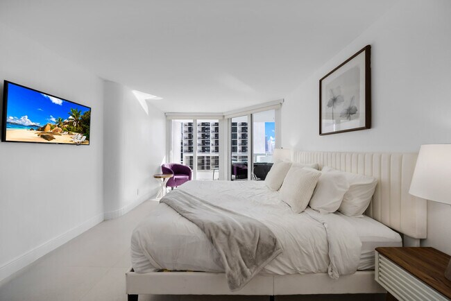 1717 N Bayshore Dr in Miami, FL - Building Photo - Building Photo