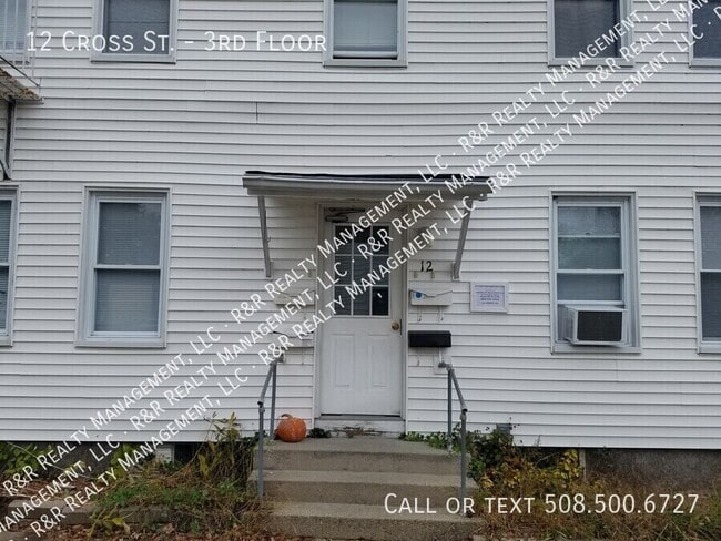 12 Cross St in Uxbridge, MA - Building Photo - Building Photo