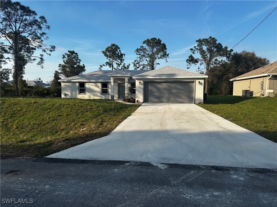 2902 40th St W in Lehigh Acres, FL - Building Photo