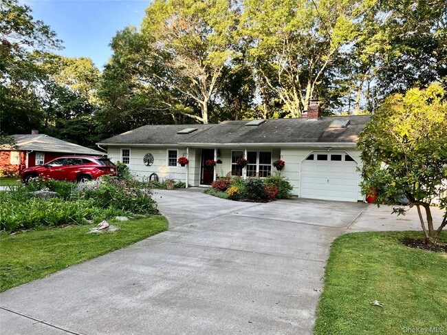 32 Bellview Ave in Brookhaven, NY - Building Photo - Building Photo