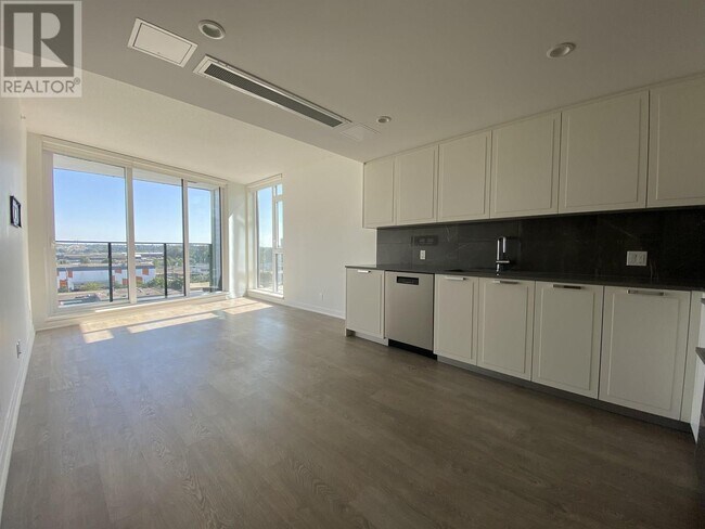 1401-1401 Hunter St in North Vancouver, BC - Building Photo - Building Photo