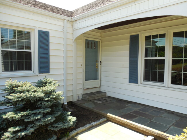 16 Shorelands Dr in Madison, CT - Foto de edificio - Building Photo