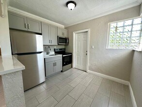 909 Windsor Ave in West Palm Beach, FL - Building Photo - Building Photo