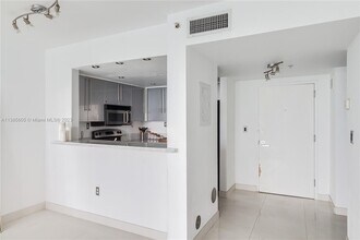 650 West Ave, Unit 305 in Miami Beach, FL - Foto de edificio - Building Photo