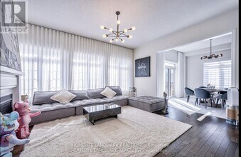 329 Danny Wheeler Blvd in Georgina, ON - Building Photo - Building Photo