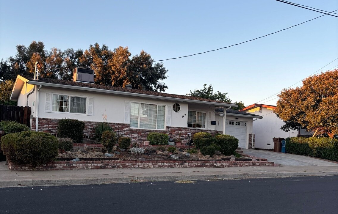 117 E Madill St in Antioch, CA - Building Photo