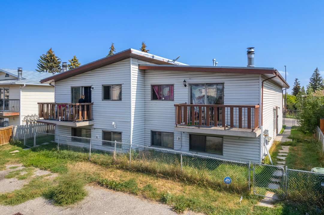 1423 43 St SE in Calgary, AB - Building Photo