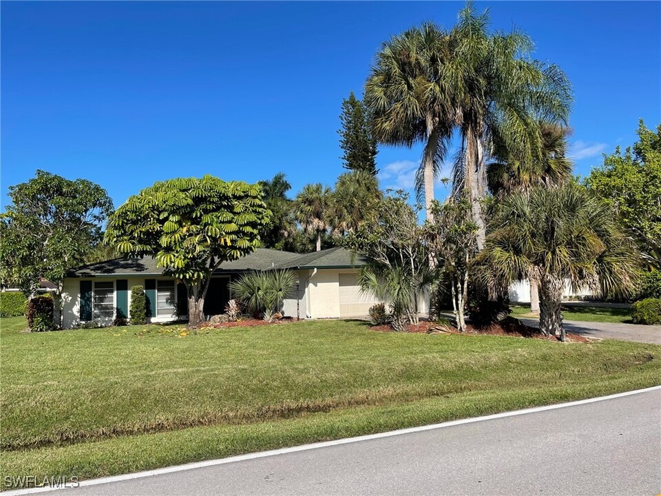 103 Burning Tree Dr in Naples, FL - Foto de edificio