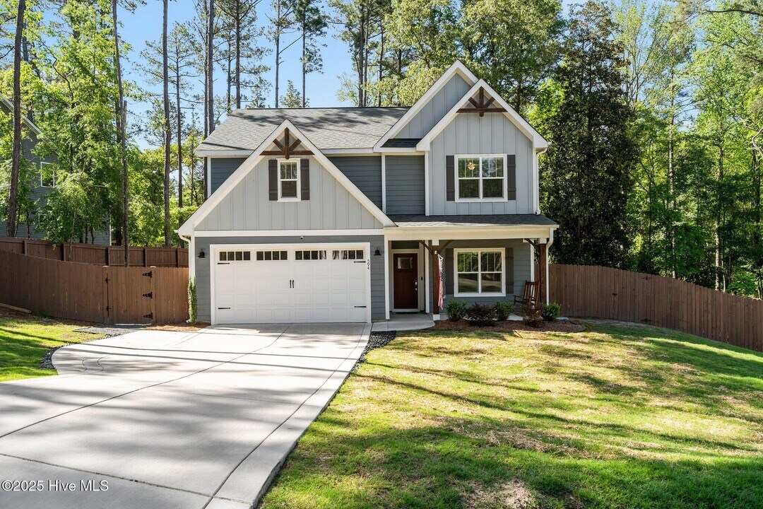 594 E L Ives Dr in Aberdeen, NC - Building Photo