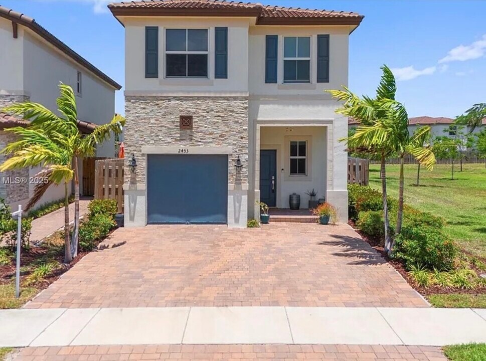 2453 NW 131st Cir in Miami, FL - Building Photo