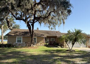 245 E Lakeview St in Umatilla, FL - Building Photo