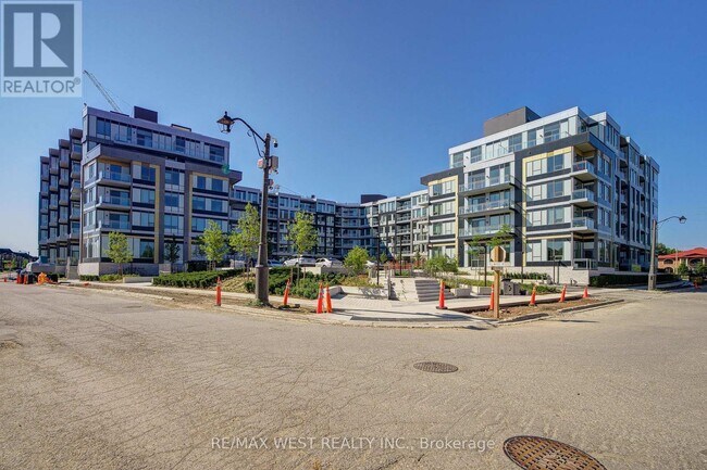 2501-2501 Saw Whet Blvd. in Oakville, ON - Building Photo - Building Photo