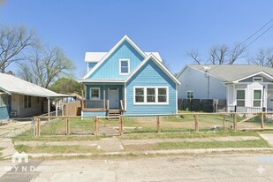 319 Burleson St in San Antonio, TX - Building Photo