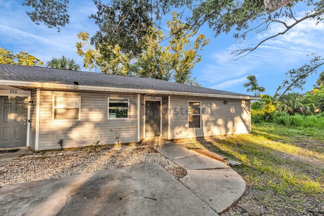 978 Soi Nana in Sarasota, FL - Foto de edificio - Building Photo
