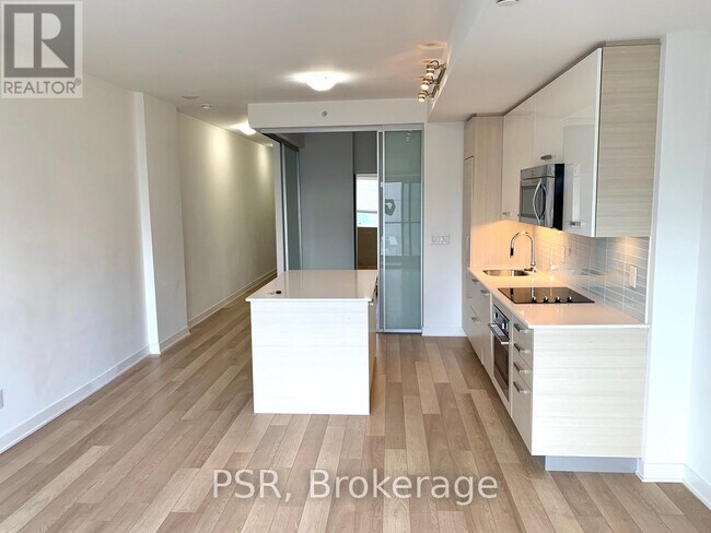 210 Simcoe St in Toronto, ON - Building Photo - Building Photo