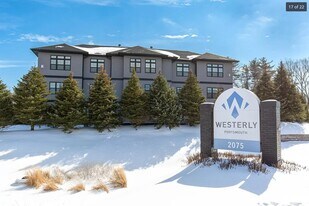 2075 Lafayette Rd, Unit B16 in Portsmouth, NH - Building Photo