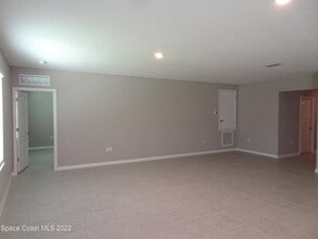 701 Avalon St SE in Palm Bay, FL - Foto de edificio - Building Photo