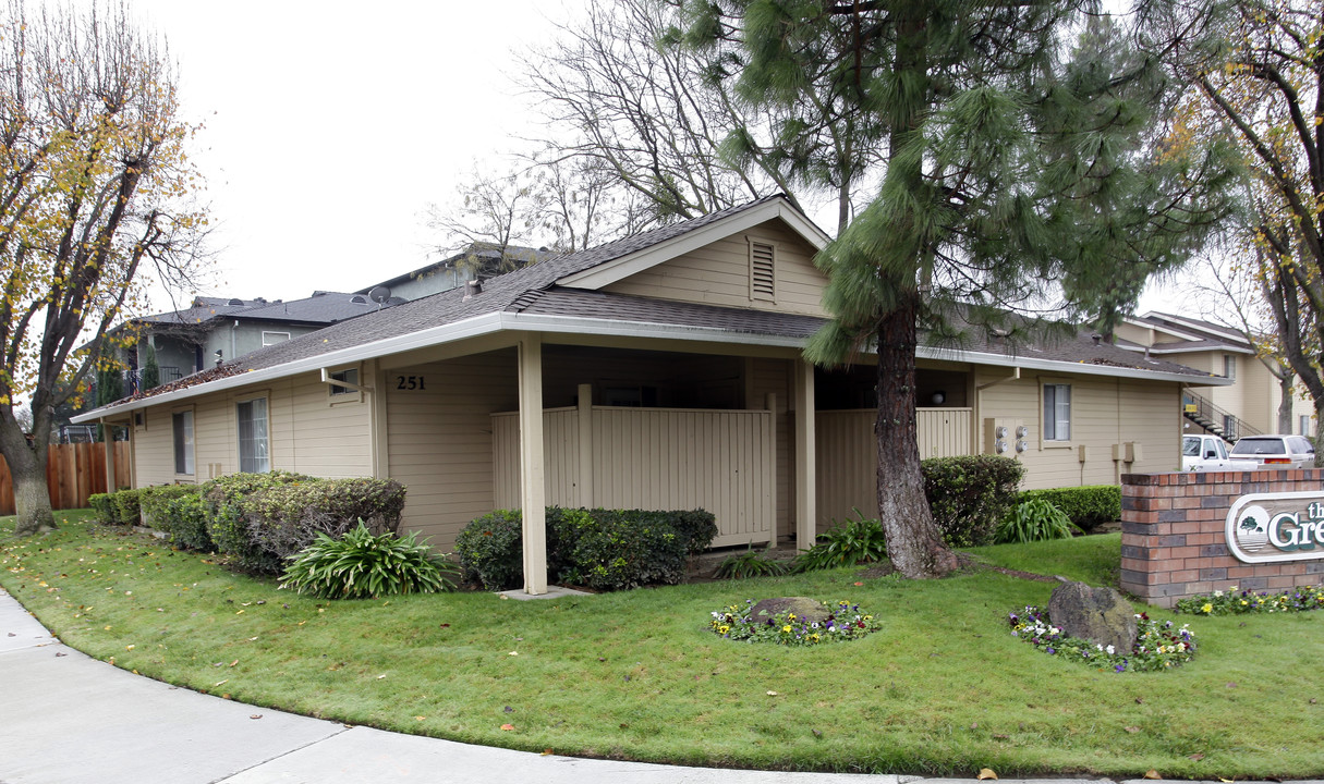 Greens Apartments in Woodland, CA - Building Photo