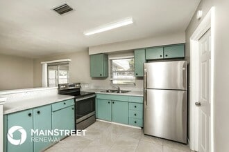 686 Hager St in Deltona, FL - Foto de edificio - Building Photo