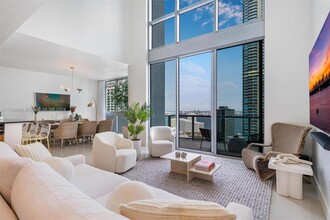 1050 Brickell Ave in Miami, FL - Building Photo - Building Photo