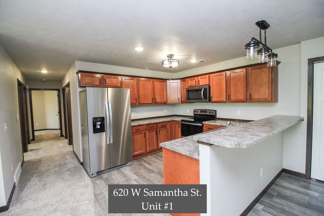 600-620 W Samantha St in Tea, SD - Foto de edificio