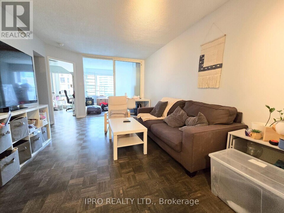 1001-1001 Bay St. in Toronto, ON - Building Photo