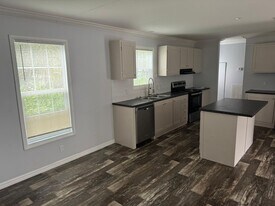 7158 Sunnyside Dr in Brooksville, FL - Building Photo