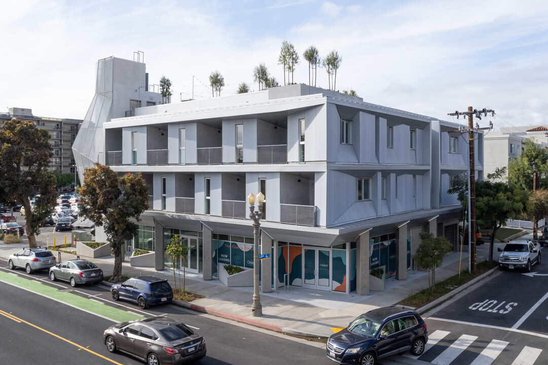 2225 Broadway in Santa Monica, CA - Building Photo