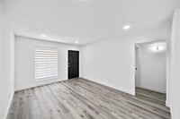 1106 W Tri Oaks Ln photo'