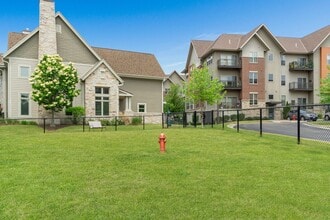 The Woodlands Apartments in Menomonee Falls, WI - Foto de edificio - Building Photo