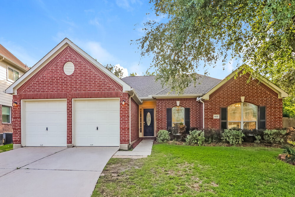 9806 King Arthur Ct in La Porte, TX - Building Photo