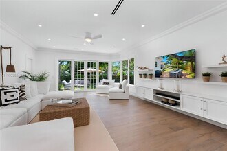 2575 Pine Tree Dr in Miami Beach, FL - Building Photo - Building Photo