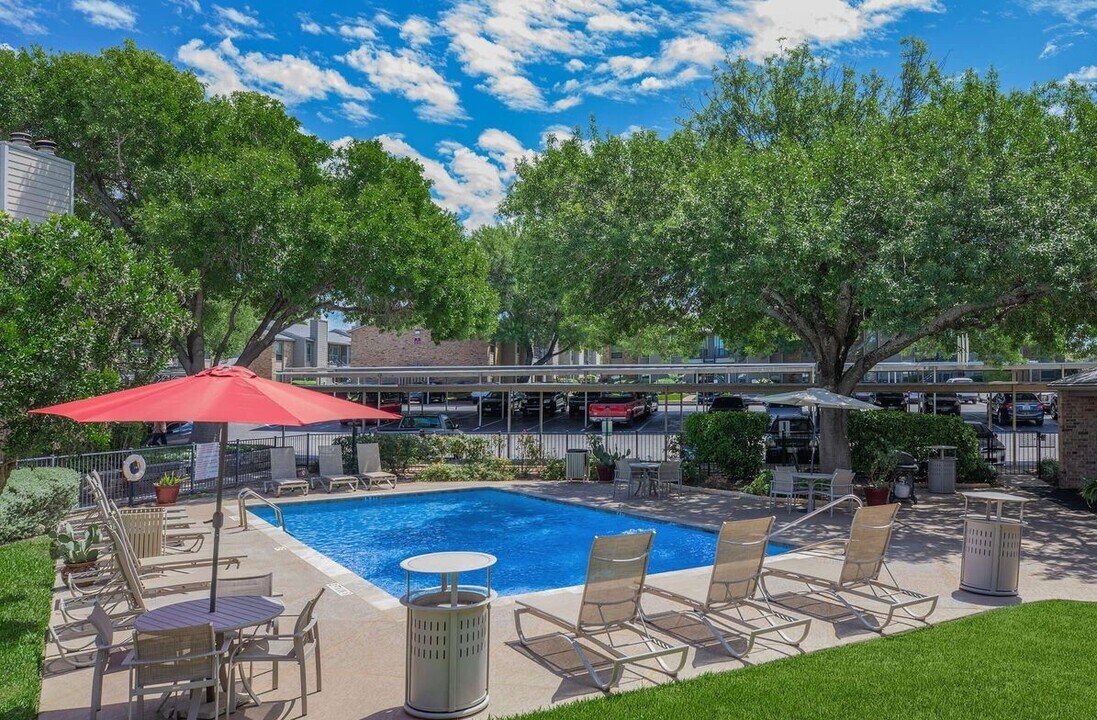 Wolfe Run in San Antonio, TX - Building Photo