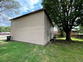 1702 S Powell St in Springdale, AR - Foto de edificio - Building Photo