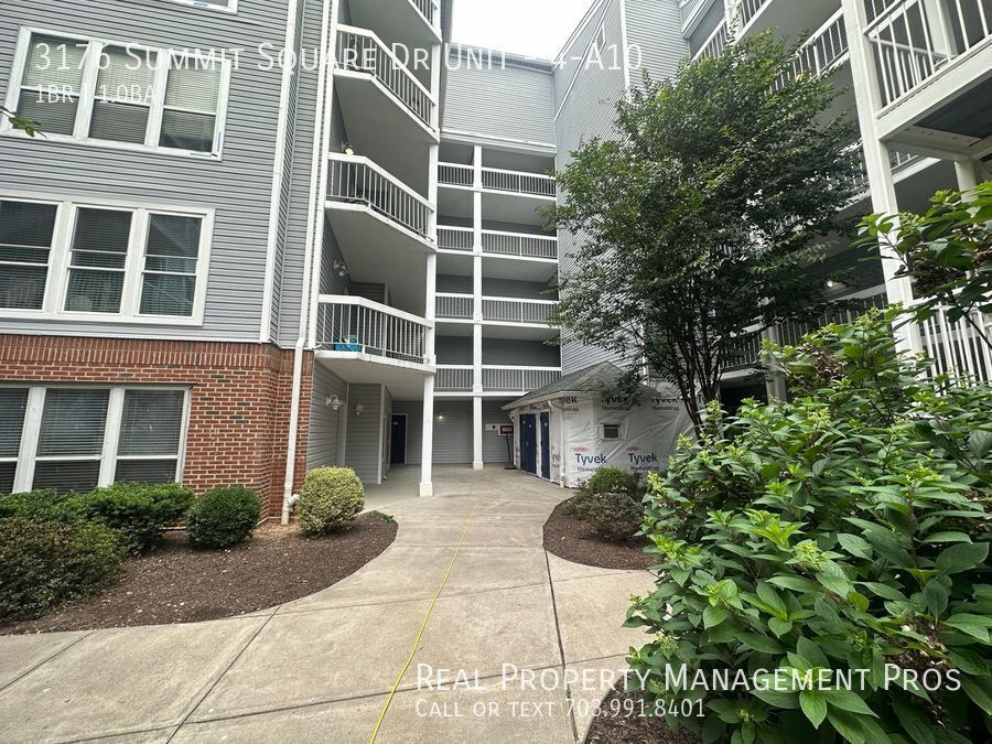 3176 Summit Square Dr in Oakton, VA - Building Photo