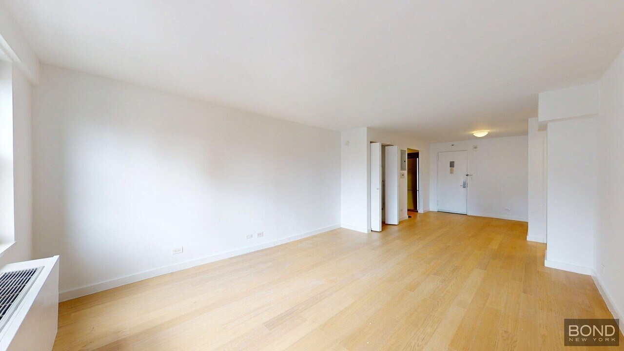 222 E 39th St in New York, NY - Building Photo