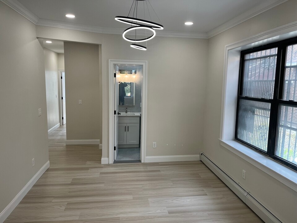 4048 Hampton St, Unit 1st floor in Elmhurst, NY - Building Photo