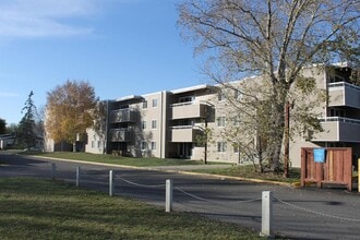 Winston Villa in Lethbridge, AB - Building Photo - Building Photo