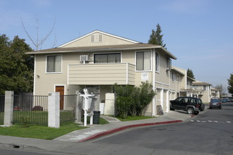 687 Schafer Rd in Hayward, CA - Foto de edificio - Building Photo